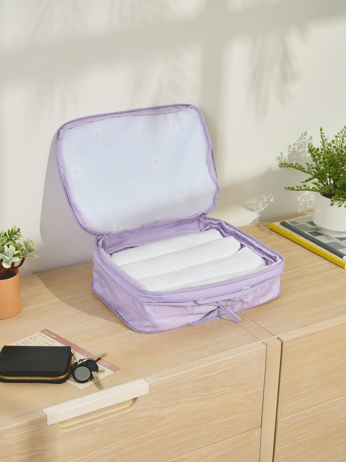 CALPAK Medium Compression Packing Cubes made of durable material and expandable by 4.5" in orchid fields