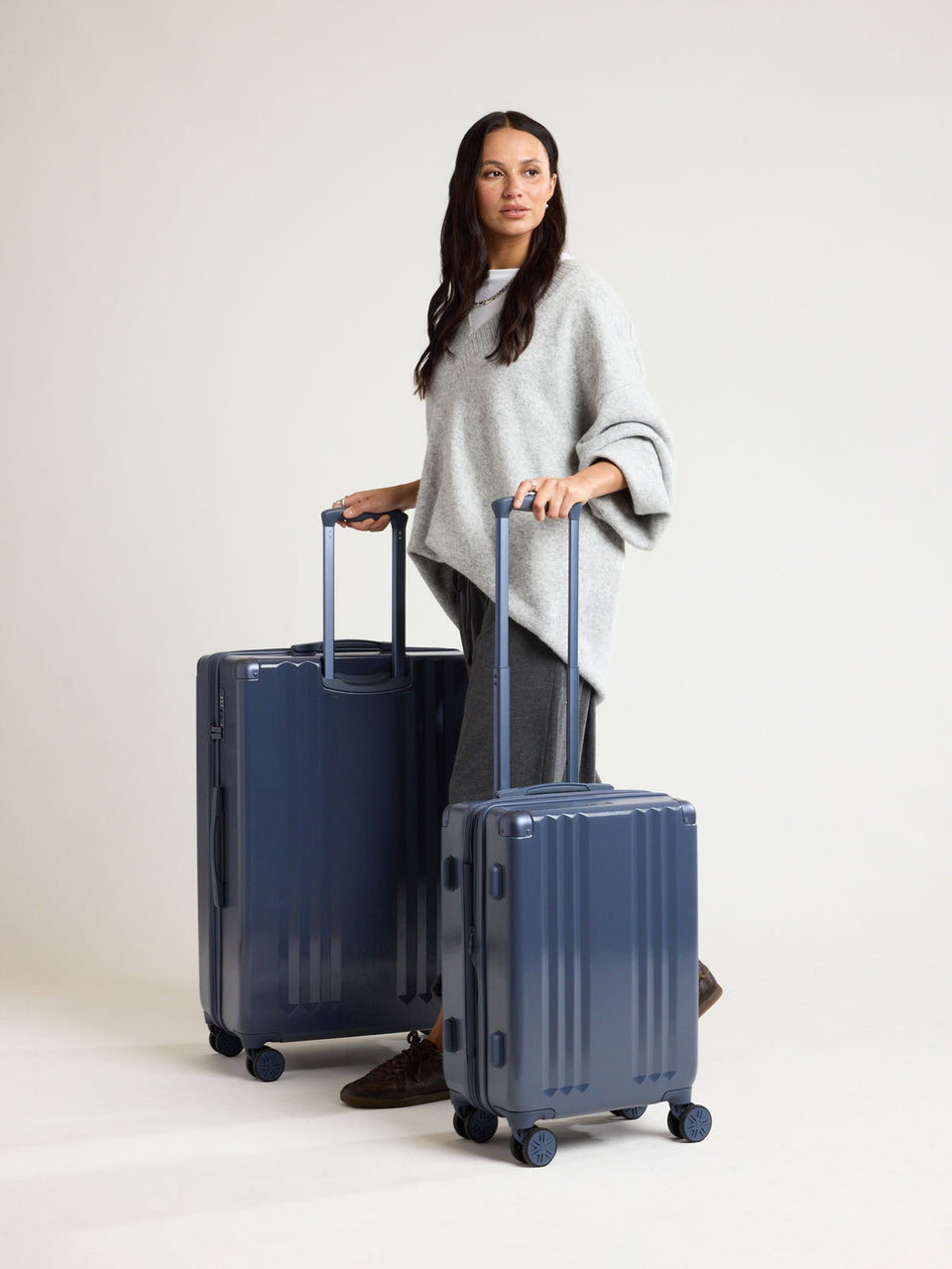 Modell with CALPAK Ambeur 2pc Luggage in dark blue Metallic Indigo ; LAM2000-INDIGO