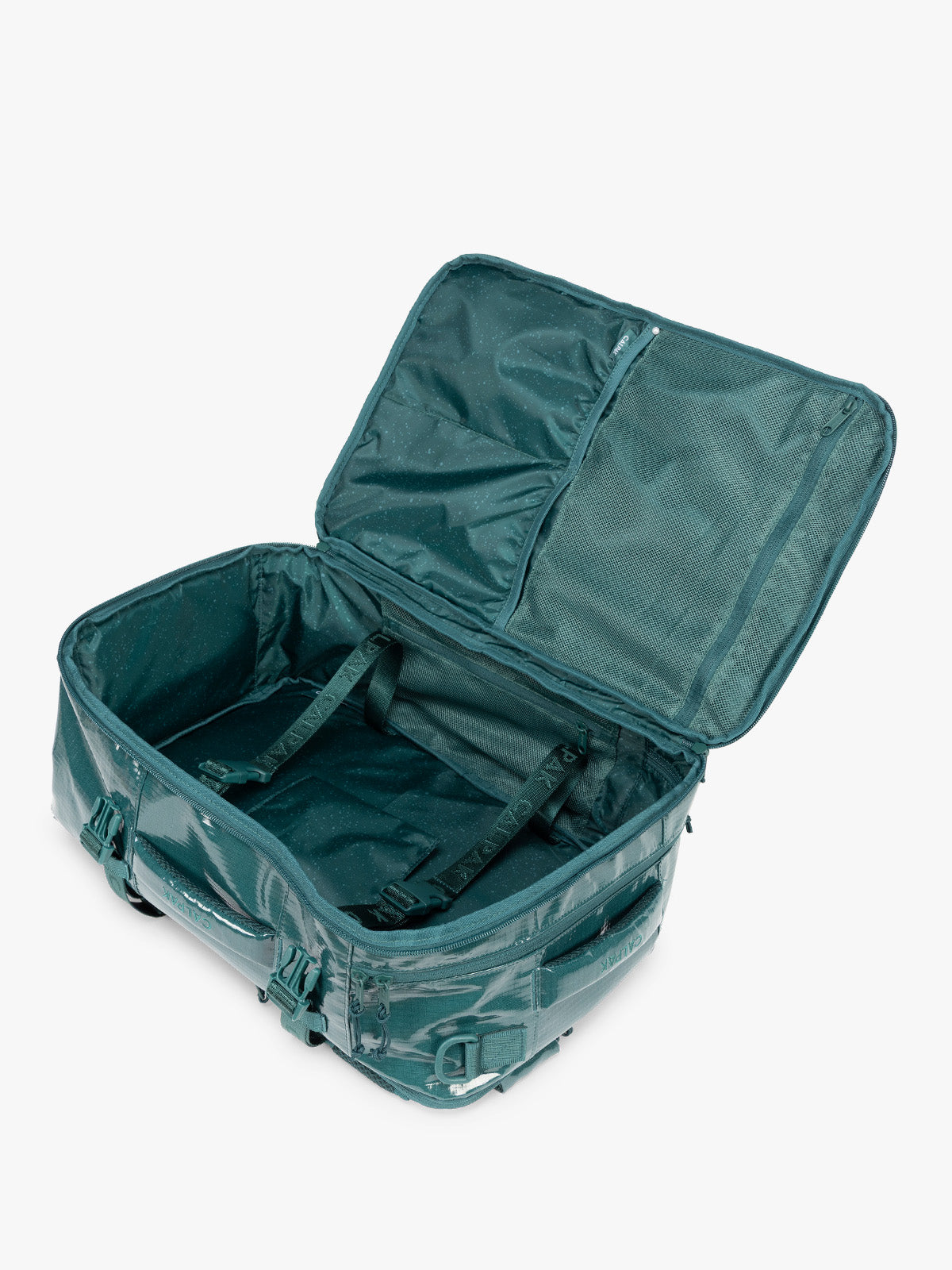 Terra 26L Laptop Duffel Backpack in Kale | CALPAK