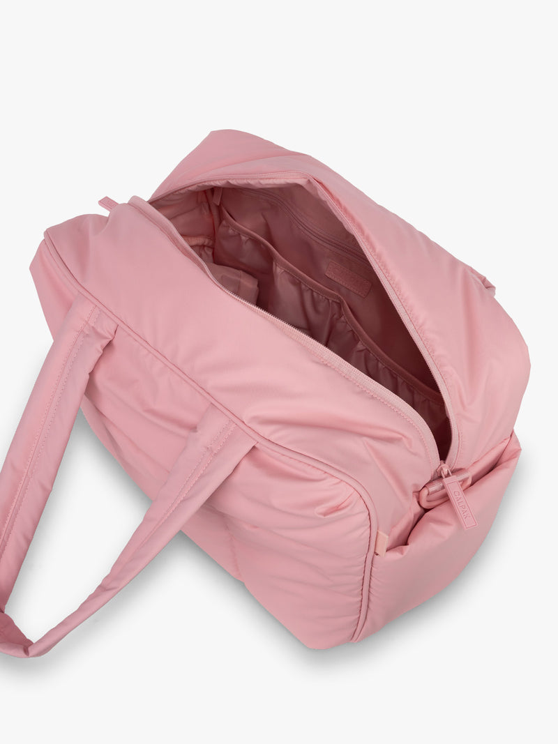 CALPAK Luka Duffel in monochrom pink Blossom open