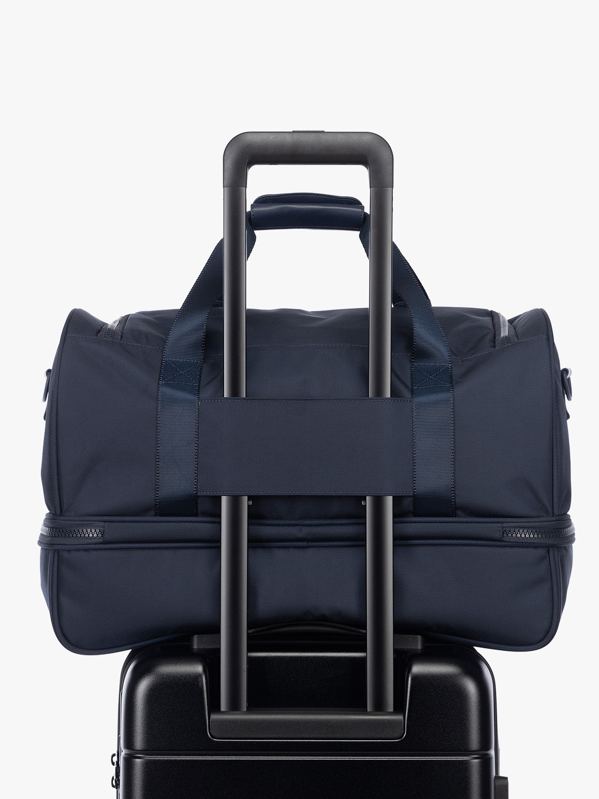 Luggage trolley sleeve of CALPAK Stevyn Duffel with Shoe Compartment in dark blue Navy; DST7019-NAVY
