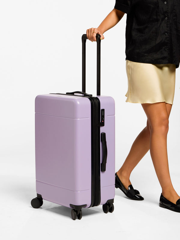 Model rolling Hue Medium Luggage with telescopic handle in orchid