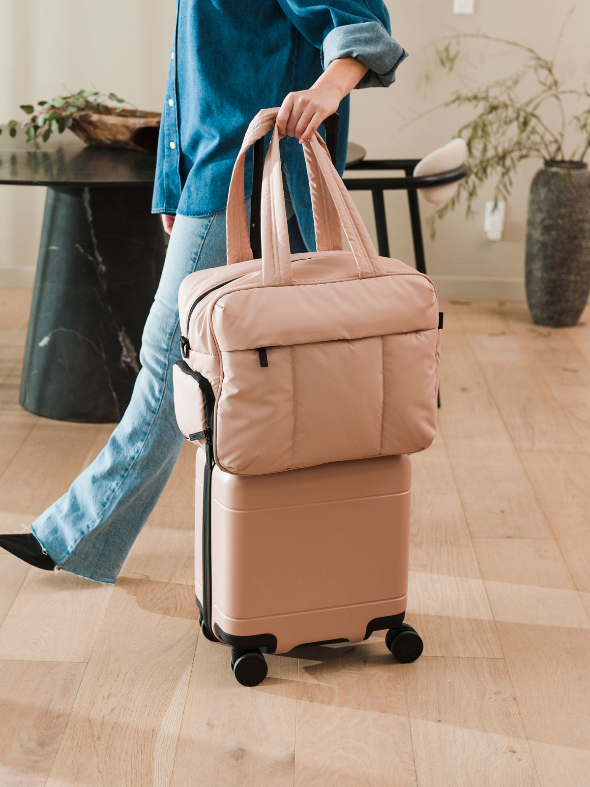CALPAK small suitcase with spinner wheels; LHU1014-PINK-SAND