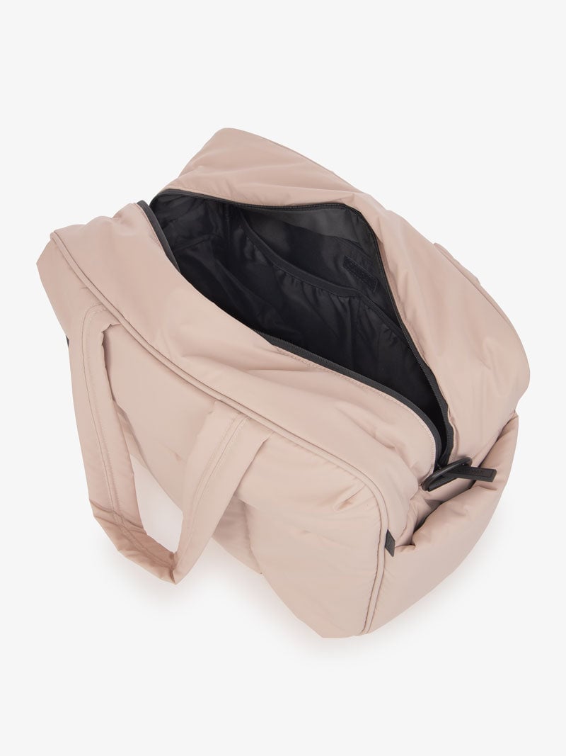 Luka duffel bag interior with multiple interior pockets in pink rose quartz