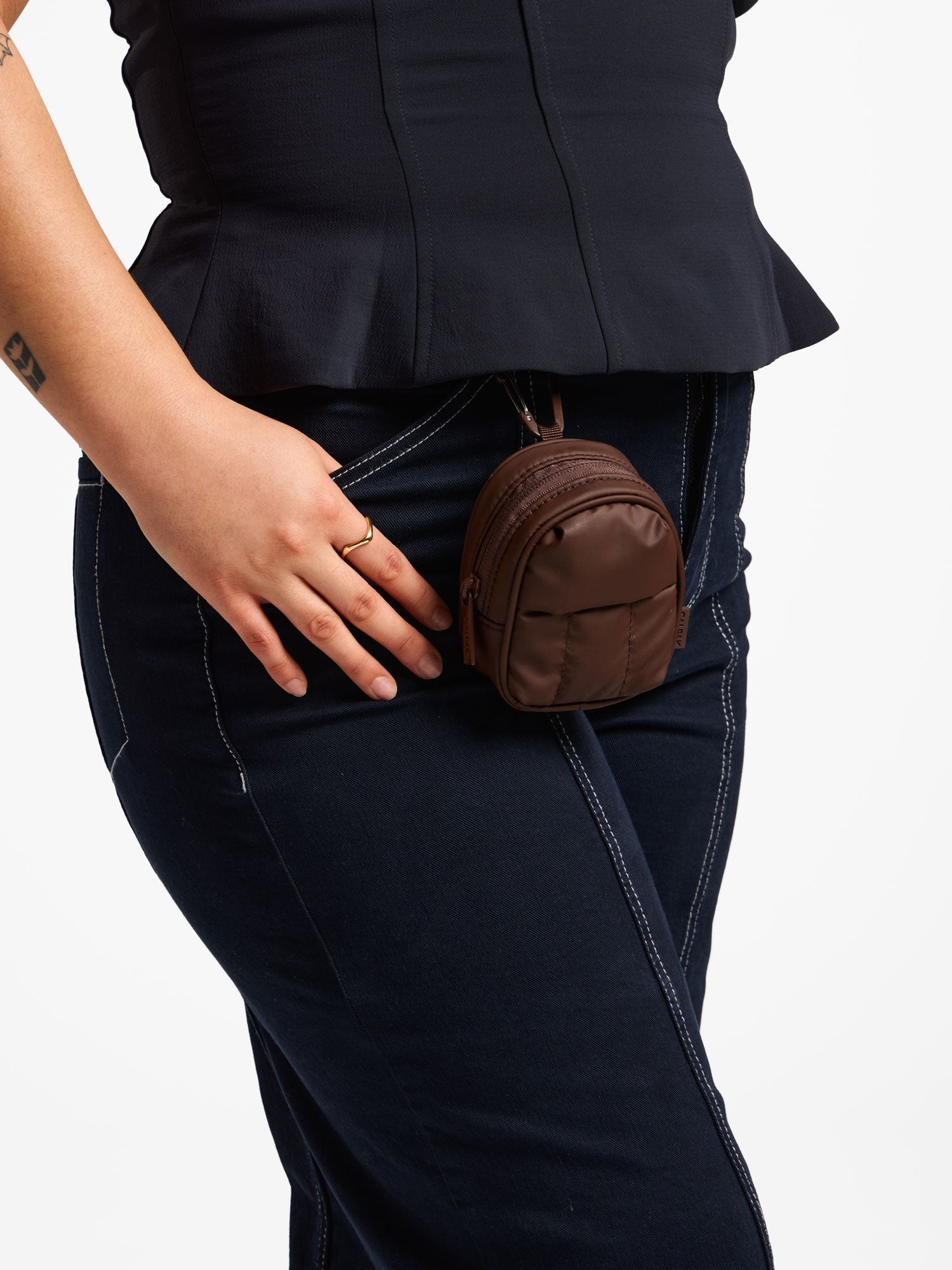バッグ AQ7kP9 Luka Backpack Zip Bag Charm in Walnut | CALPAK