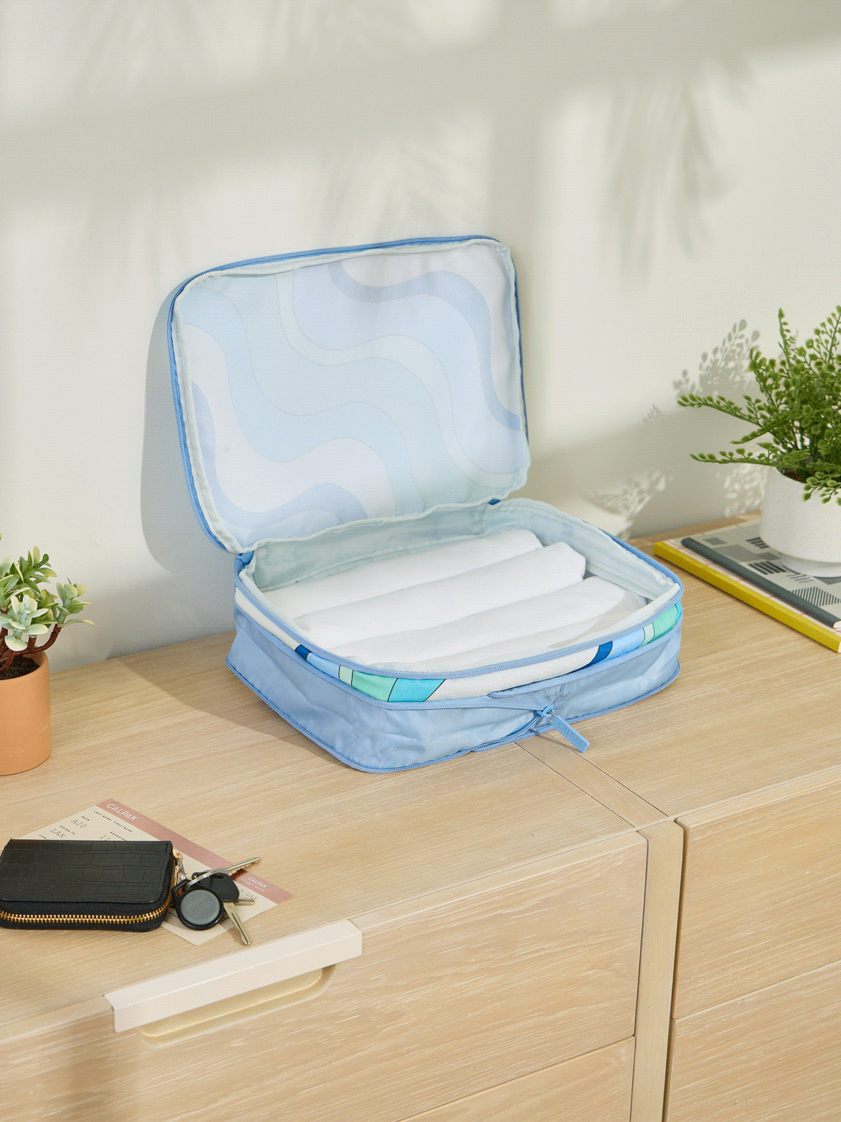 CALPAK Medium Compression Packing Cubes made of durable material and expandable by 4.5" in groovy blue