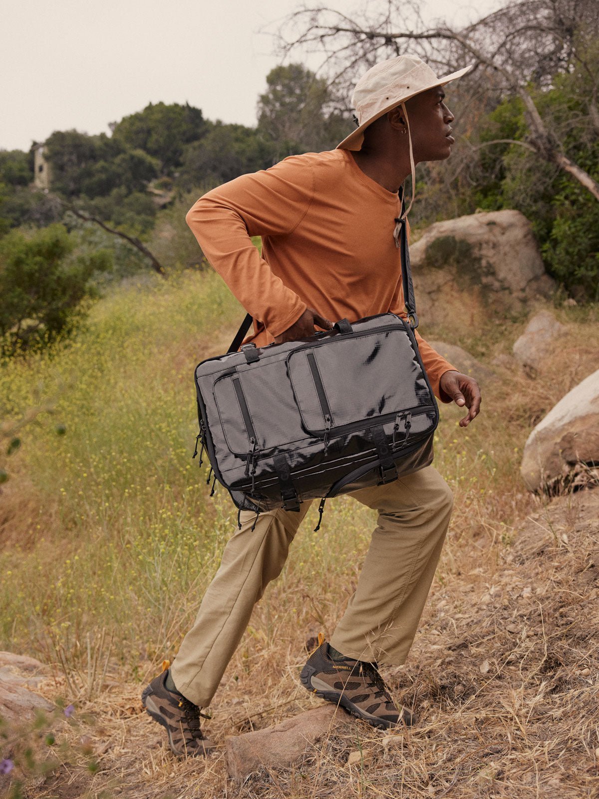 man with 26l backpack duffel; BPH2201-OBSIDIAN