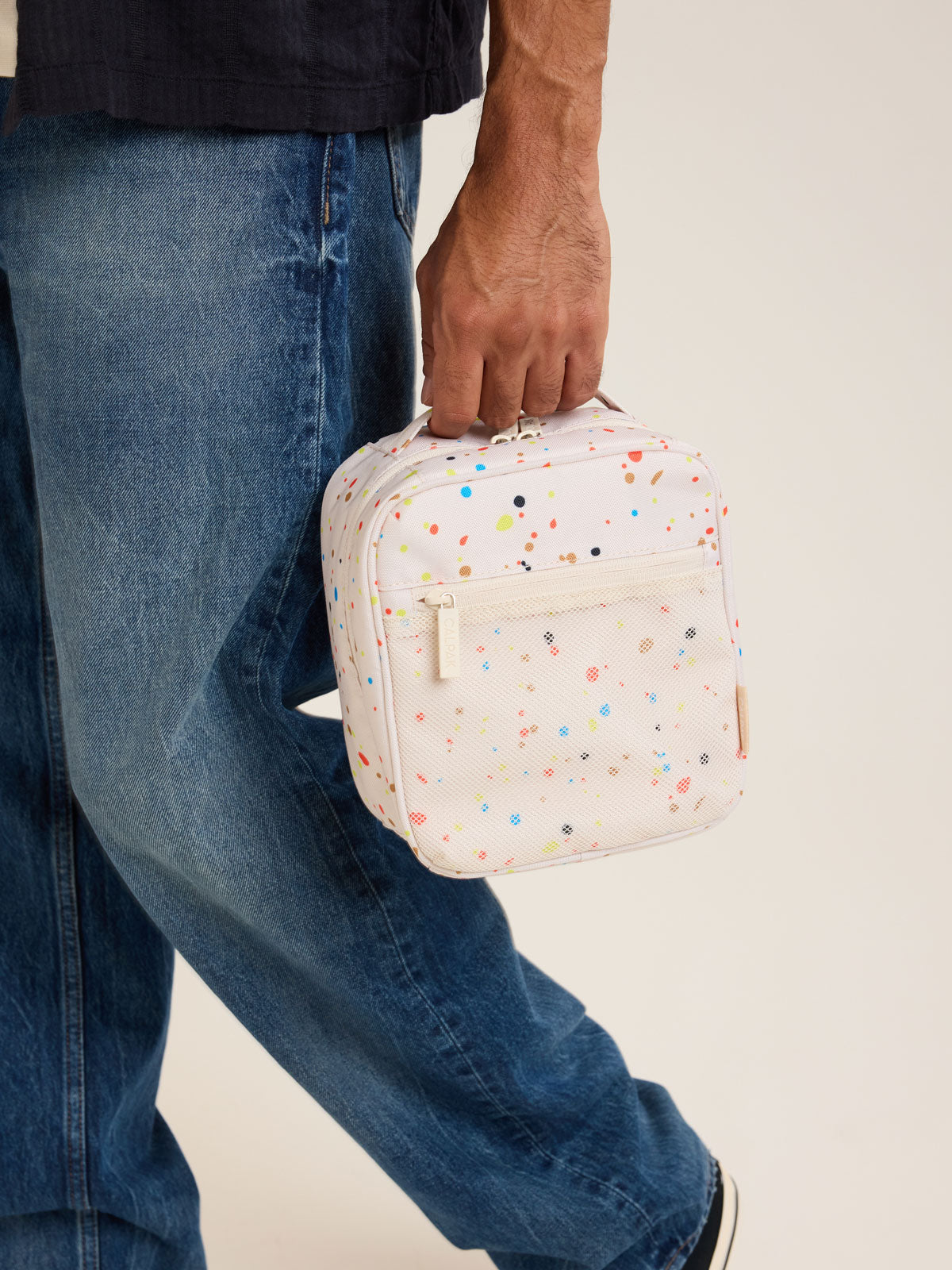 Model with CALPAK Everything Cube in beige with speckle pattern; ACE2401-SPECKLE