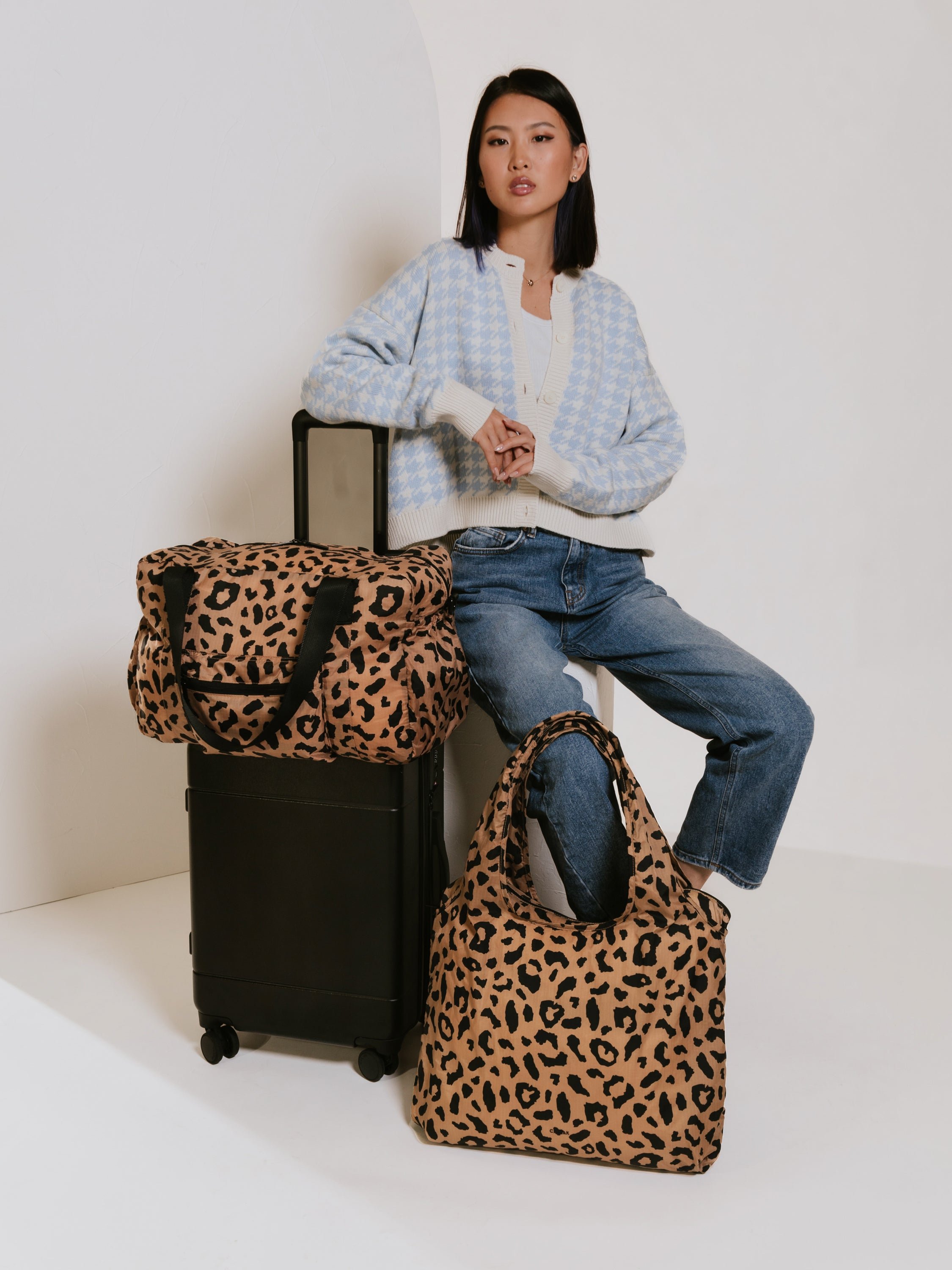 model with compakt duo in cheetah