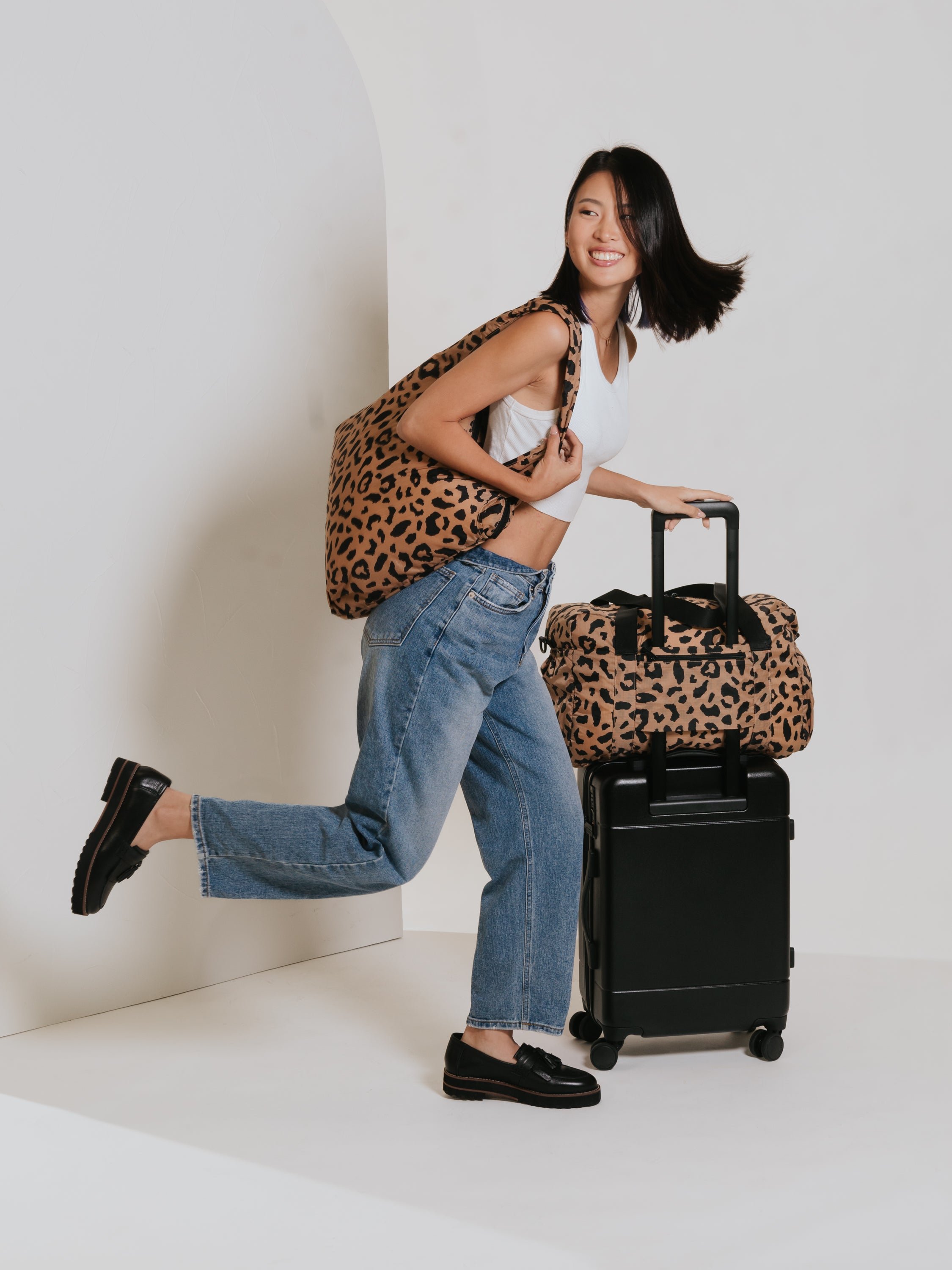 model with compakt duo in cheetah