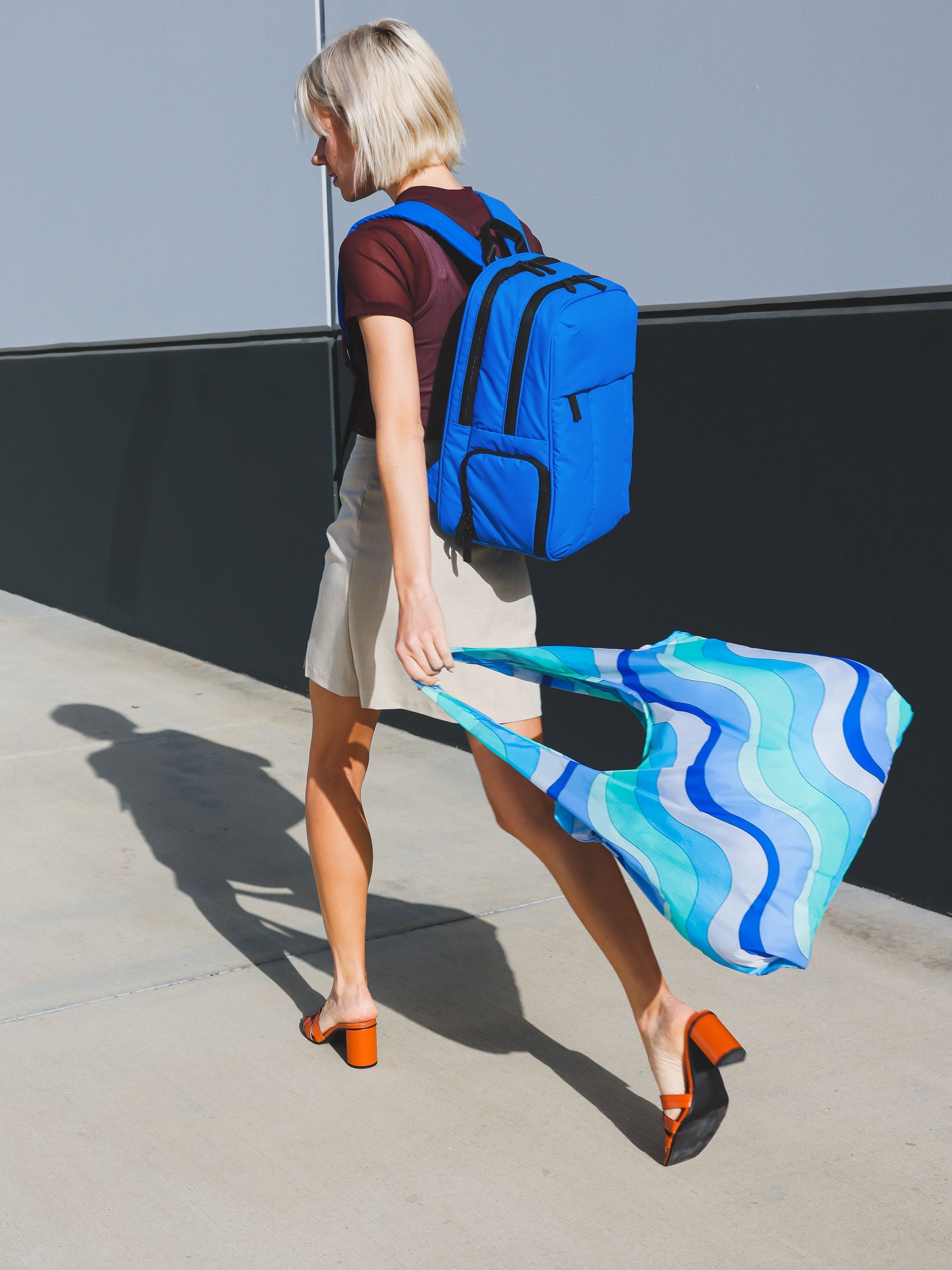 model carrying compakt tote bag in wavy blue pattern